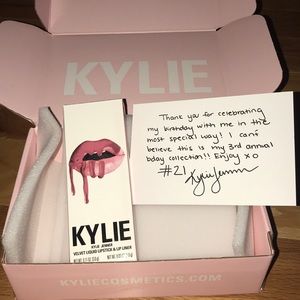 Kylie Jenner lip kit Strawberry cream